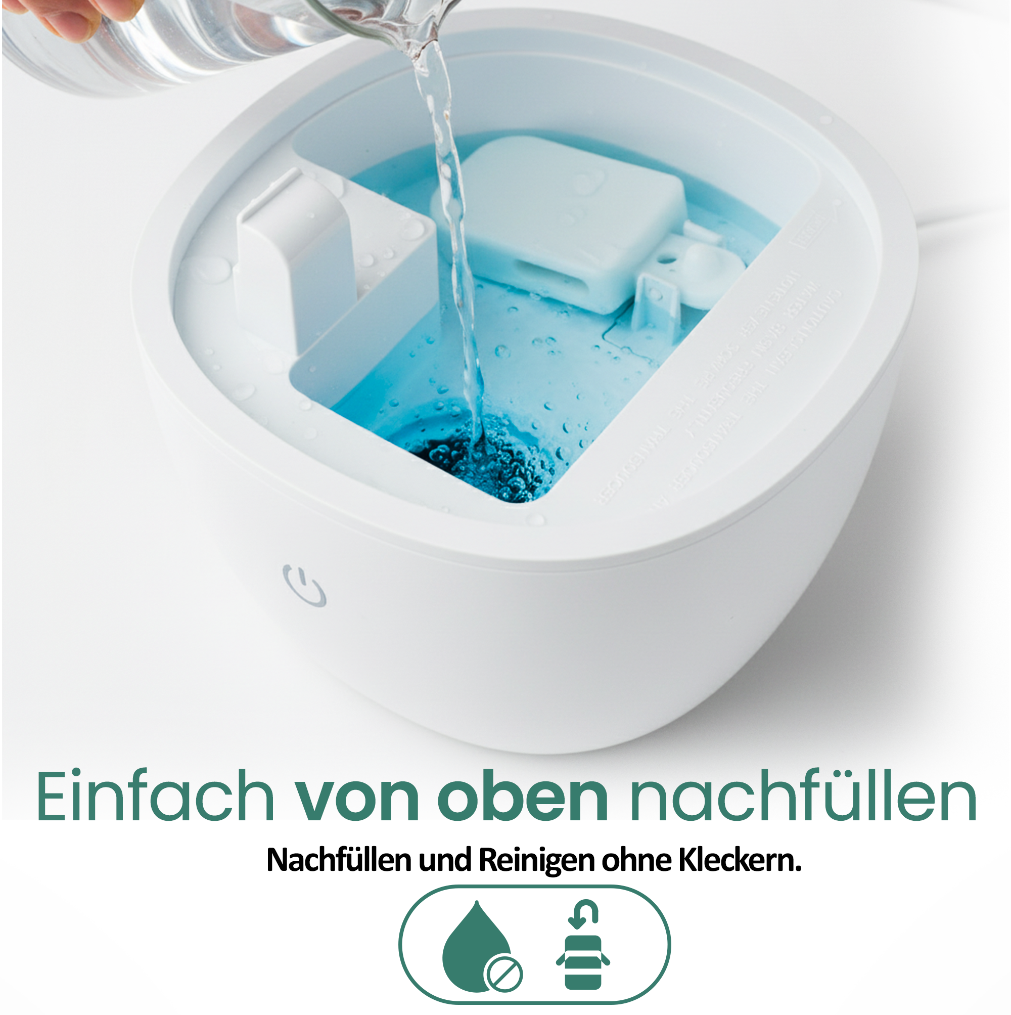 Wasser wird in einen weißen Behälter mit blauem Wasser gegossen.