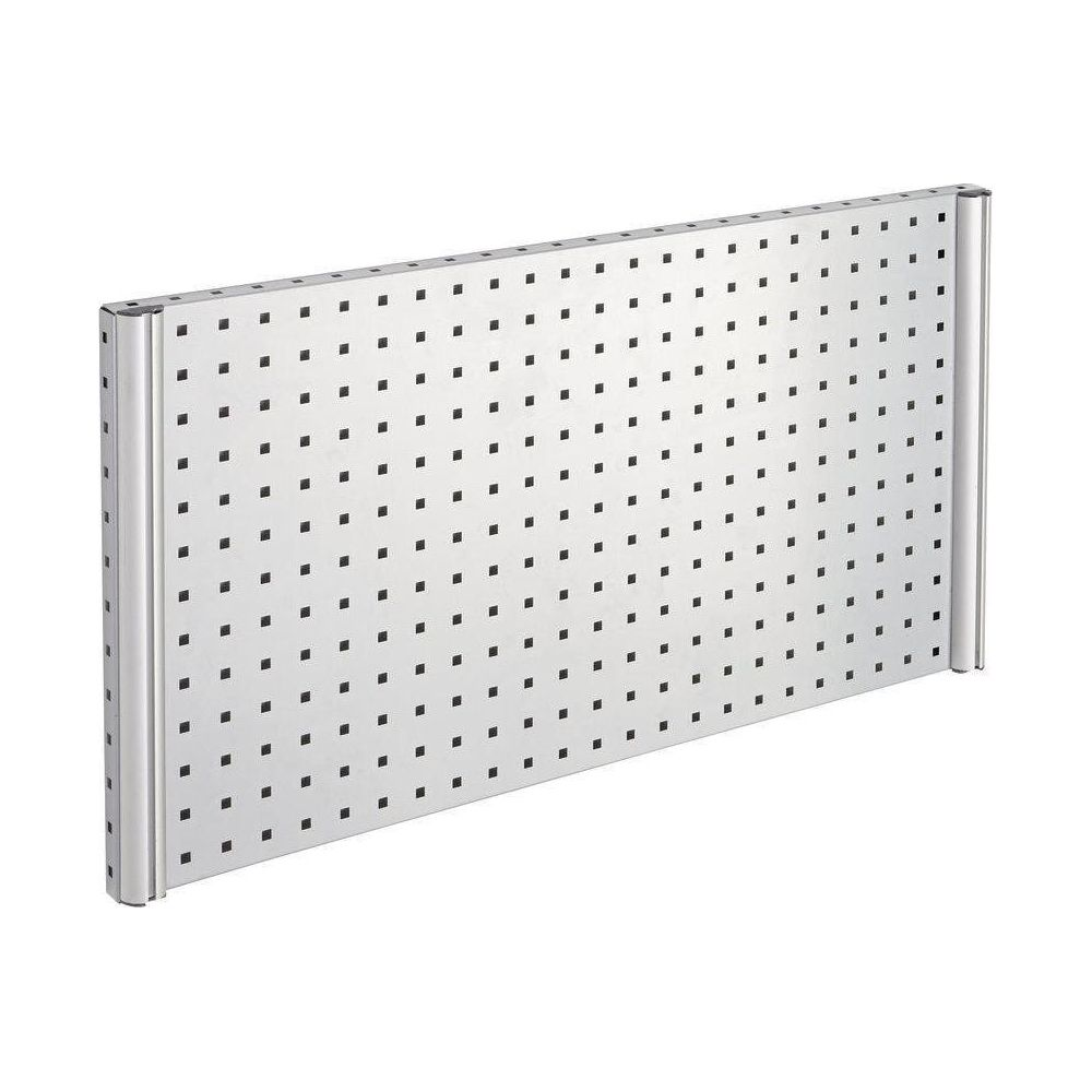 Ein perforiertes silbernes Panel mit schwarzen Punkten, auf weißem Hintergrund.