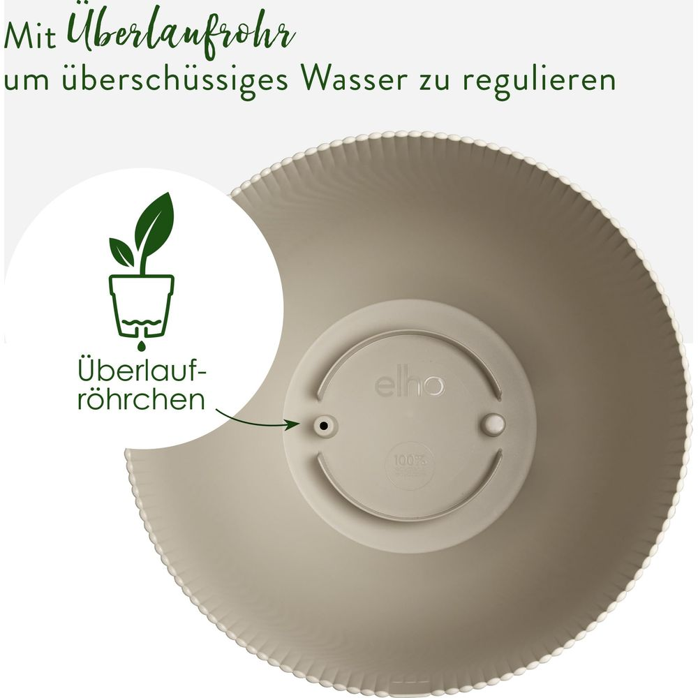 Ein beige-farbener Blumentopf mit einem überlaufrohr zur Wasserregulierung.