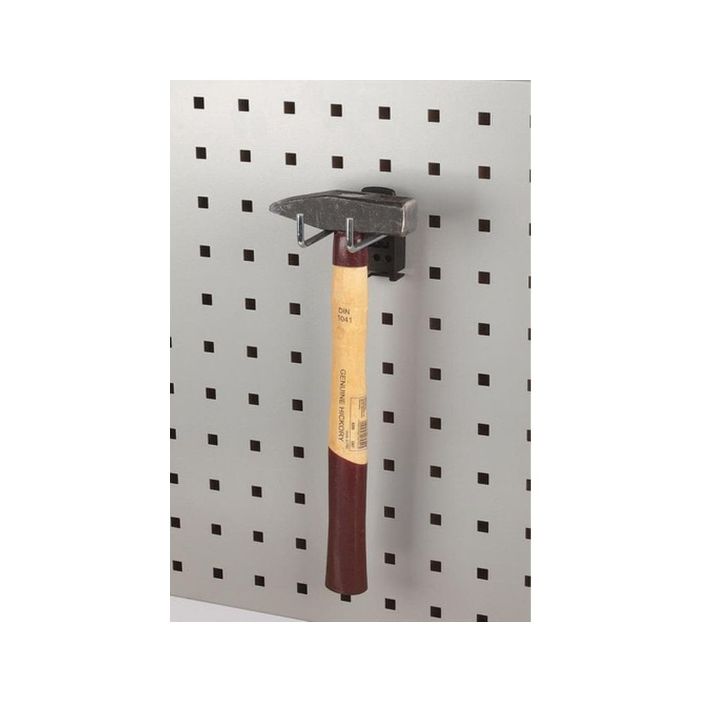 Ein Hammer mit Holzgriff hängt an einem Haken an einer Lochwand.