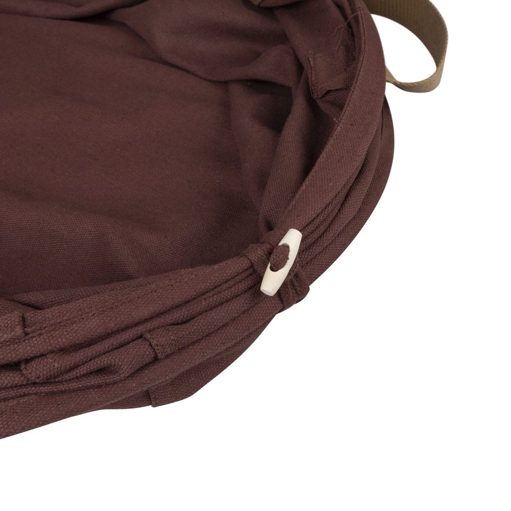 Braune Stofftasche mit Holzverschluss und Tragegurt.