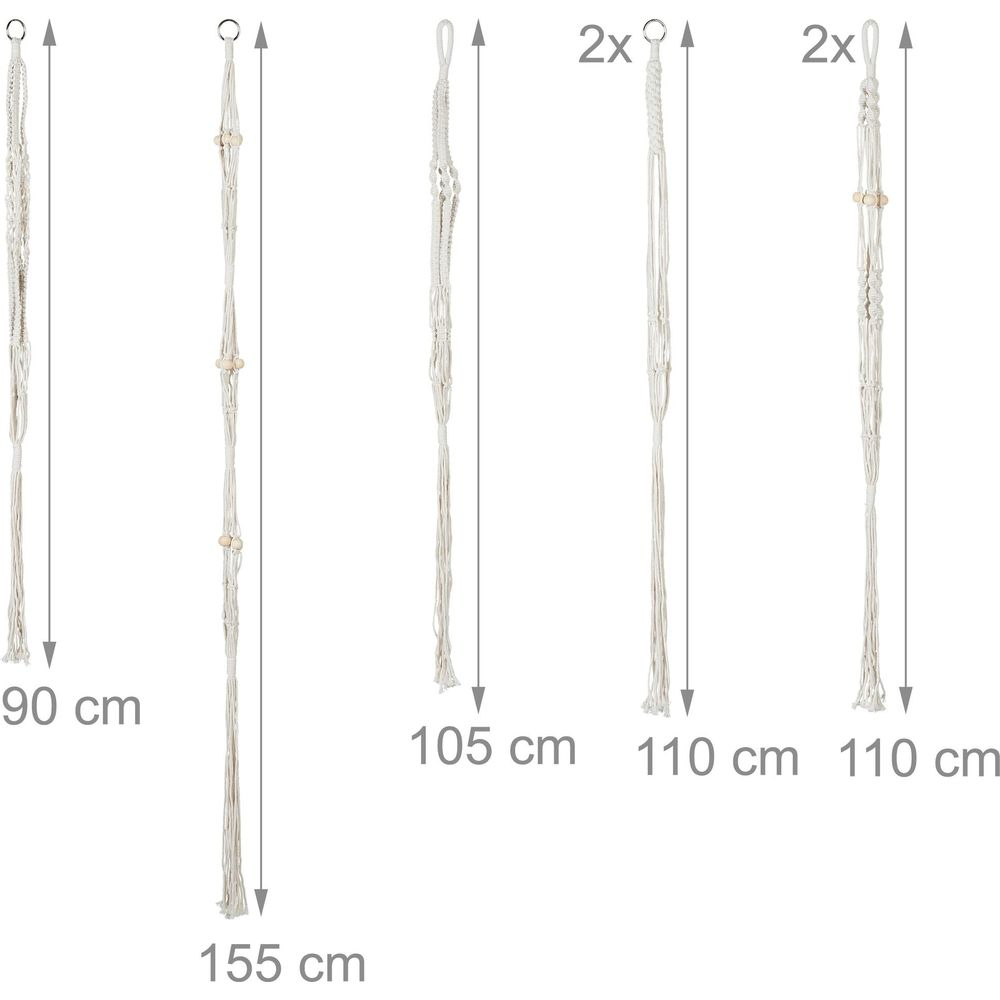 Fünf weiße Makramee-Pflanzenaufhänger in verschiedenen Längen. Messungen: 90cm, 155cm, 105cm, 110cm, 110cm.