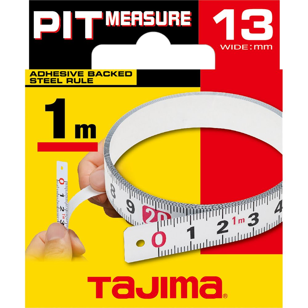 Ein Maßband mit Beschriftung "PIT MEASURE 13" und "1m" wird von einer Hand gehalten.