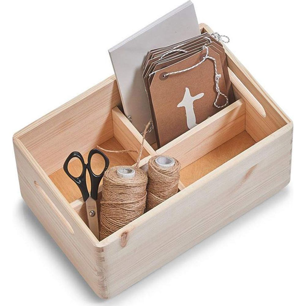 Holzkiste mit Schere, Garnrollen und Geschenkanhängern mit Kreuzmotiv.