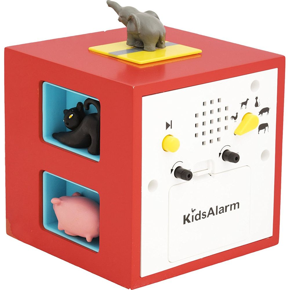 Ein roter Würfel-Wecker mit Tierfiguren: Elefant, schwarze Katze, Schwein.