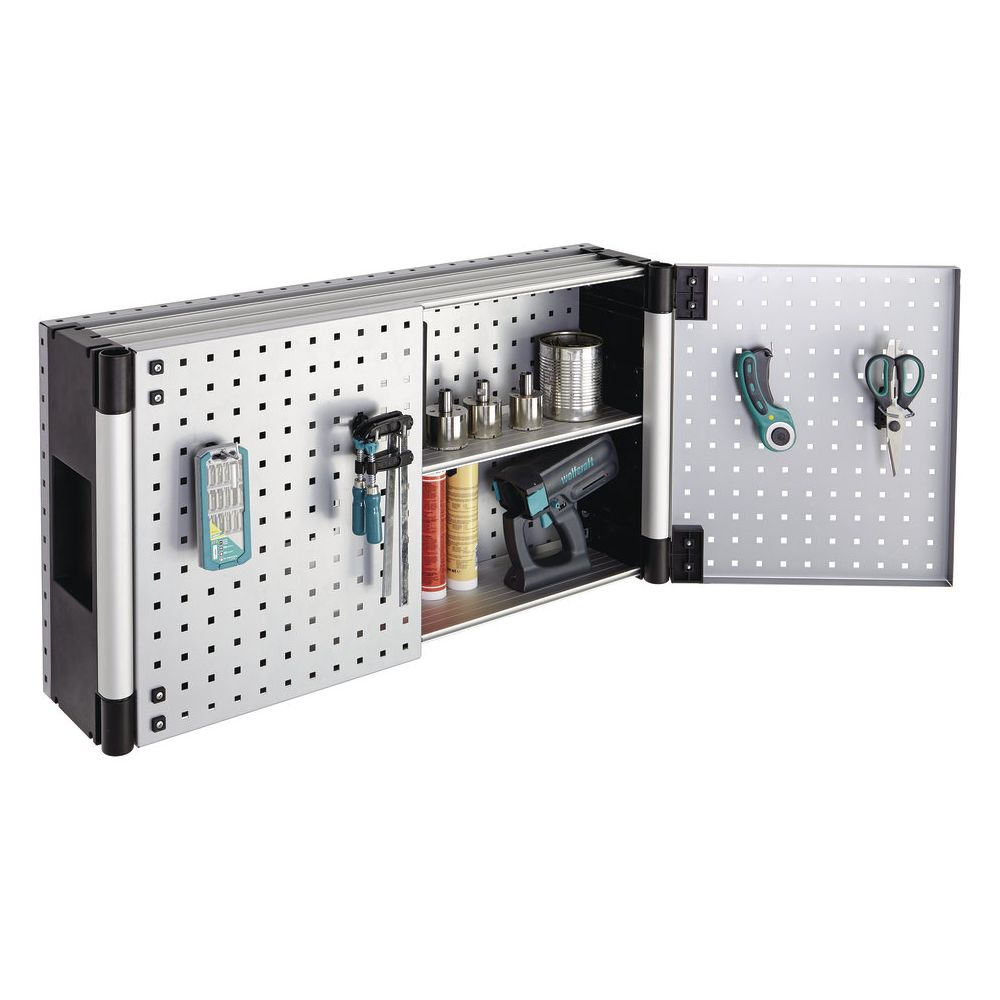 Werkzeugschrank mit Werkzeugen, Bohrmaschine und Schere an der Wand.