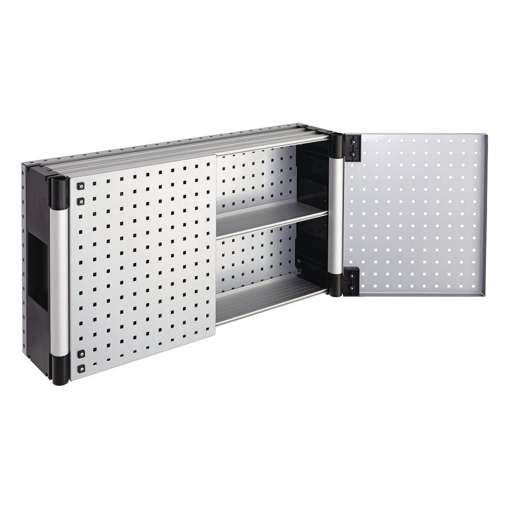 Ein silberner Metallschrank mit Lochblechseiten, zwei Regalen und einer offenen Tür.