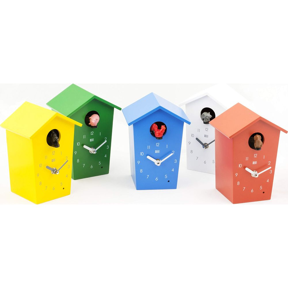 Cinq horloges maisonnettes colorées en jaune, vert, bleu, blanc et rouge avec animaux.