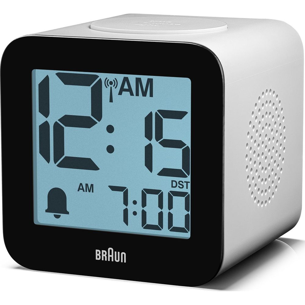 Un réveil numérique Braun blanc à cadran noir affiche 12h15 et 7h00.