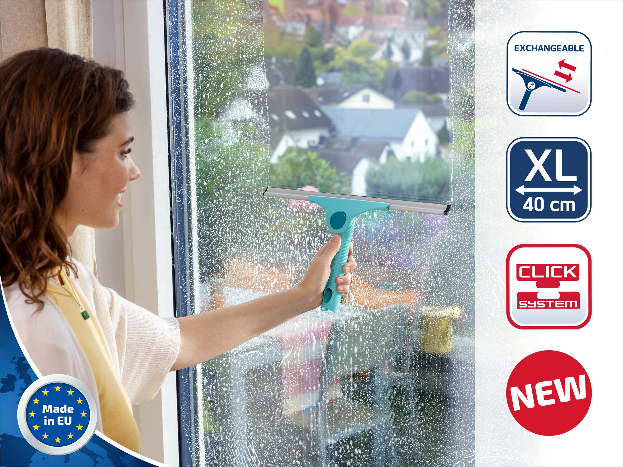 Frau putzt Fenster mit einem grünen Abzieher. XL 40cm, Klicksystem, neu.