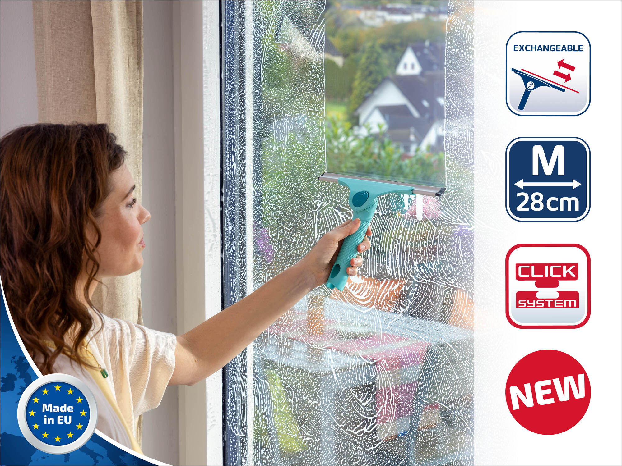 Eine Frau putzt ein Fenster mit einem blauen Abzieher, Schaum bedeckt das Glas.