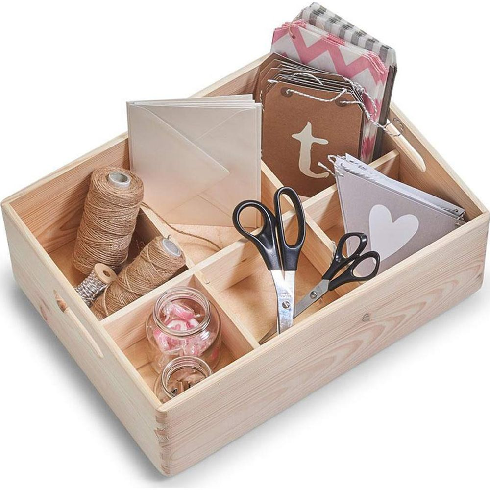 Holzorganizer mit Garn, Umschlägen, Scheren, Anhängern und kleinen Bonbongläsern.