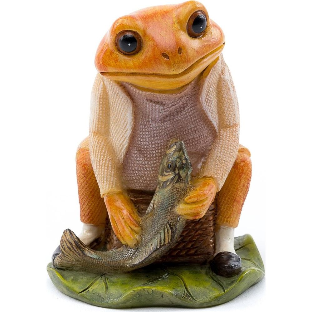 Eine orangefarbene Froschfigur sitzt und hält einen Fisch. Sie trägt eine Weste und eine Jacke.