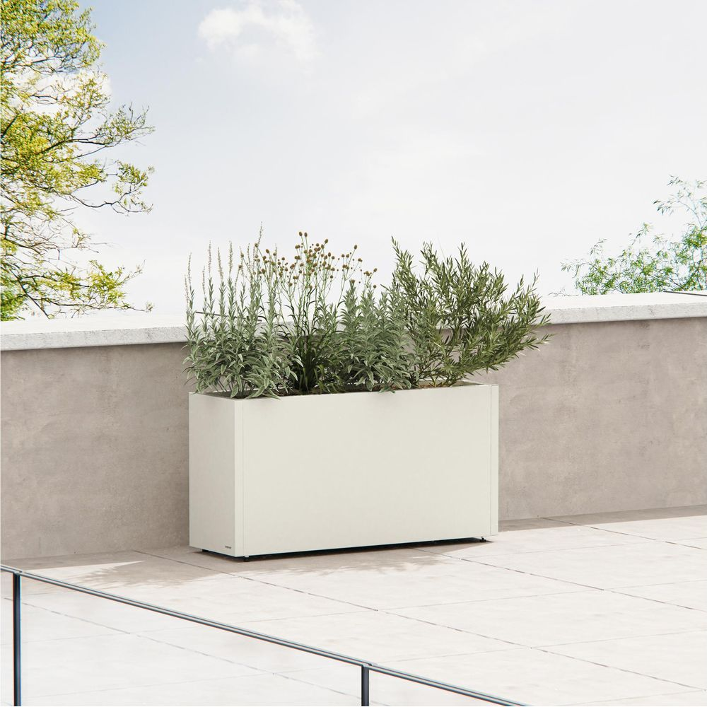 Ein weißer rechteckiger Pflanzkasten mit grünen Pflanzen steht auf einer gefliesten Terrasse.