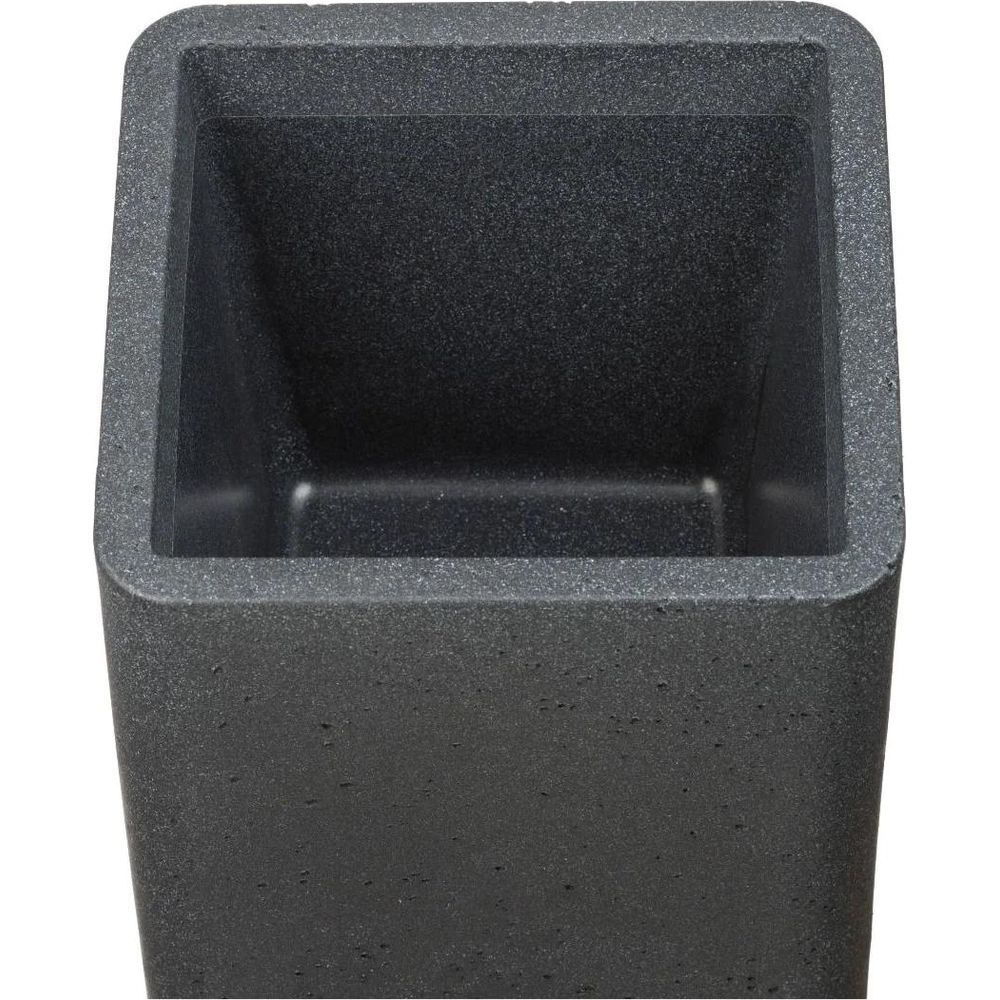 Ein dunkler, rechteckiger Blumenkasten aus rauem Material.
