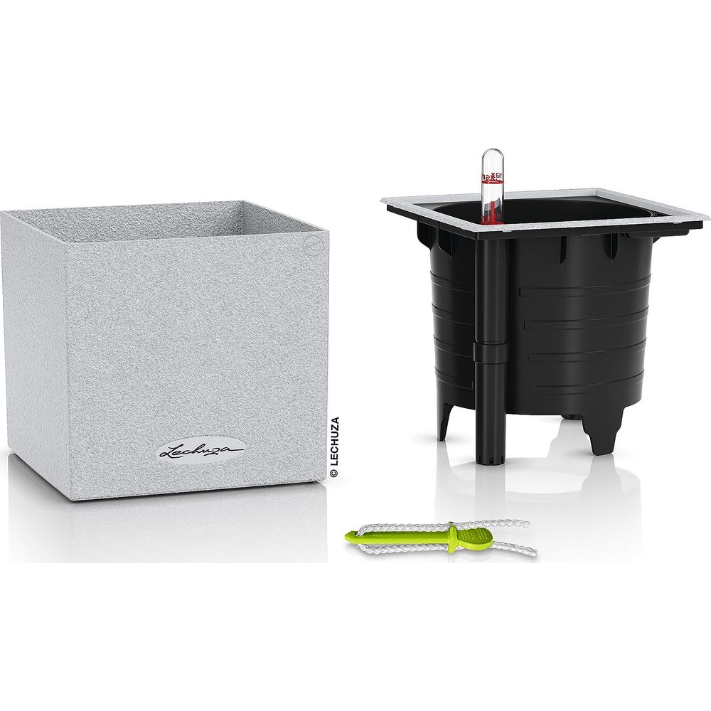 Ein grauer Blumentopf und ein schwarzer Pflanzeinsatz mit Wasserstandsanzeiger.