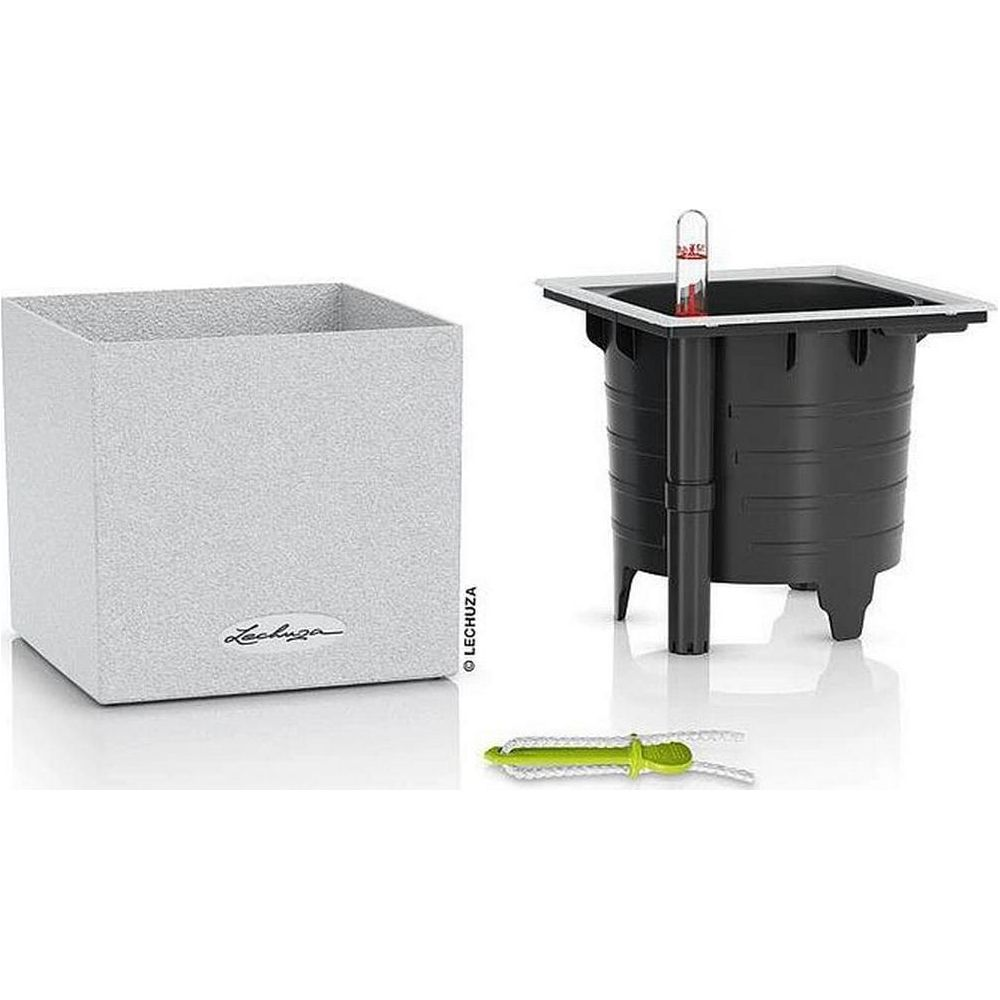 Ein grauer Pflanztopf und ein schwarzer Selbstbewässerungseinsatz mit Wasserstandsanzeiger.