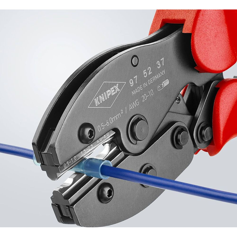 Rote Zange quetscht blauen Draht mit blauer Hülse. Knipex Schriftzug.