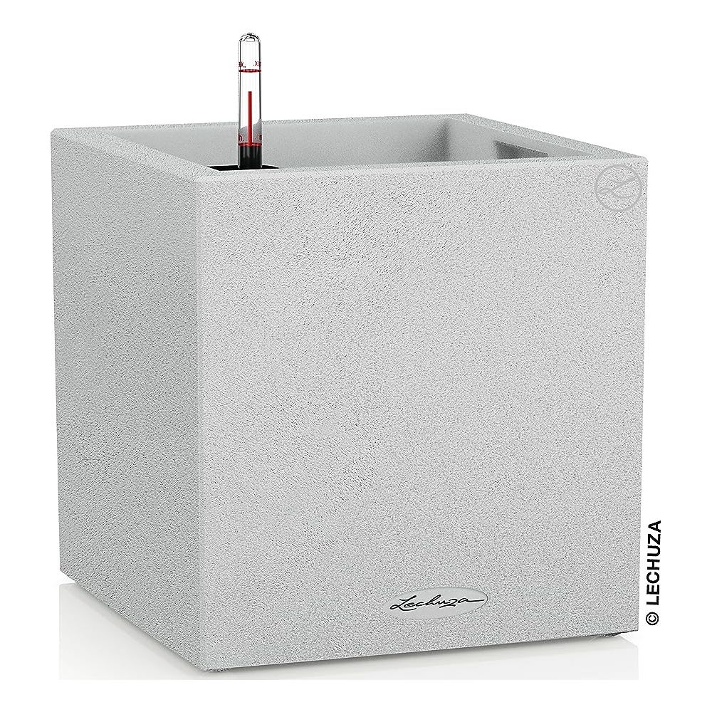 Ein weißer kubischer Pflanzkübel mit Wasserstandsanzeiger und Lechuza-Logo.