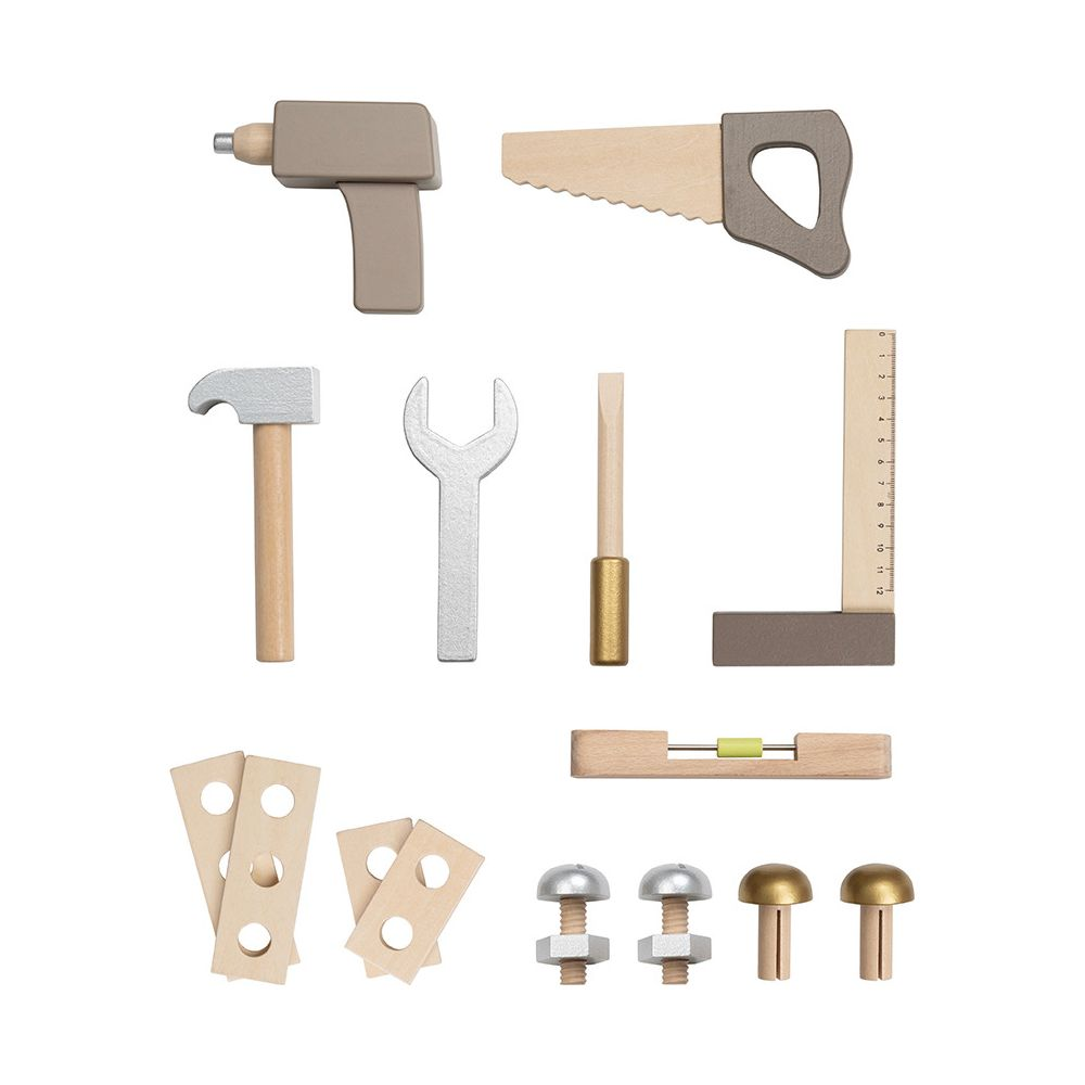 Spielzeugwerkzeuge: Bohrer, Säge, Hammer, Schraubenschlüssel, Lineal, Wasserwaage, Schrauben, Muttern und Holzstücke.