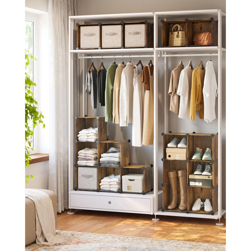 Kleiderschrank mit Kleidung, Schuhen und Aufbewahrungsboxen.