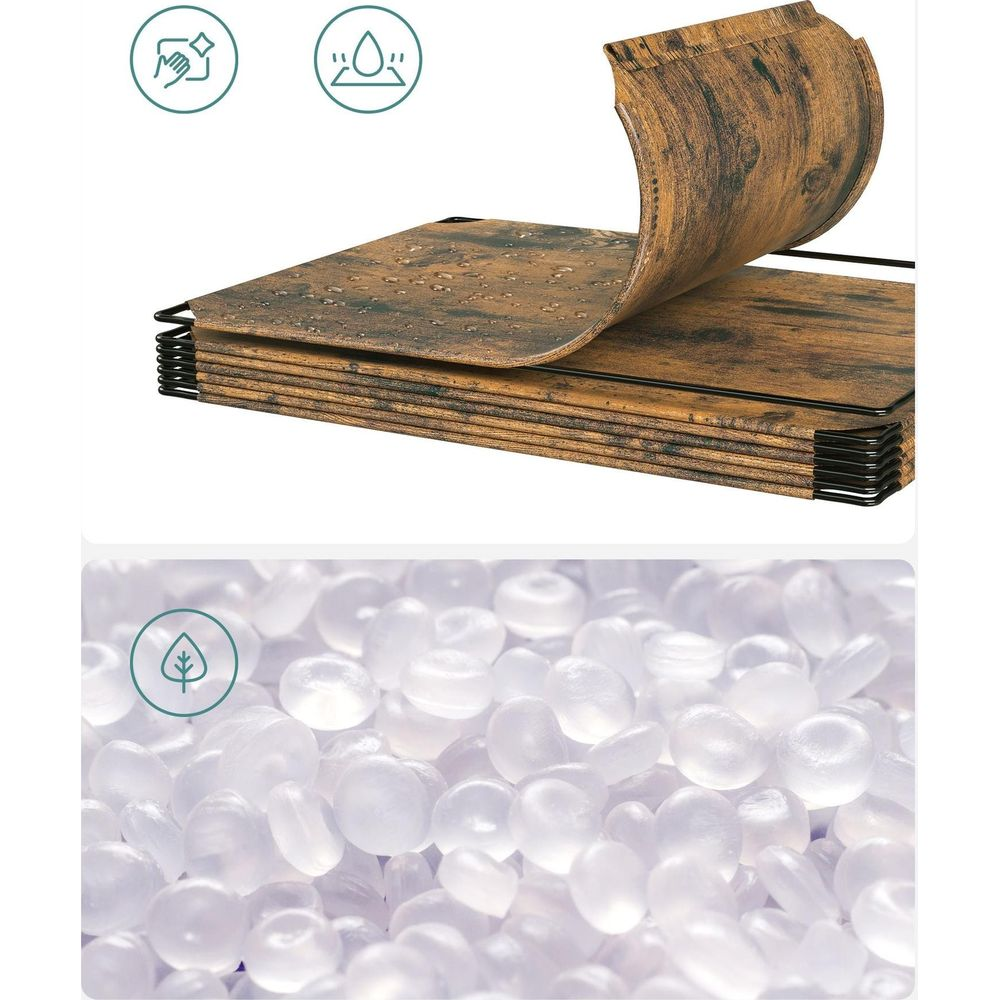 Holzoptik-Material mit Wassertropfen und Haufen weißer Kunststoffpellets.