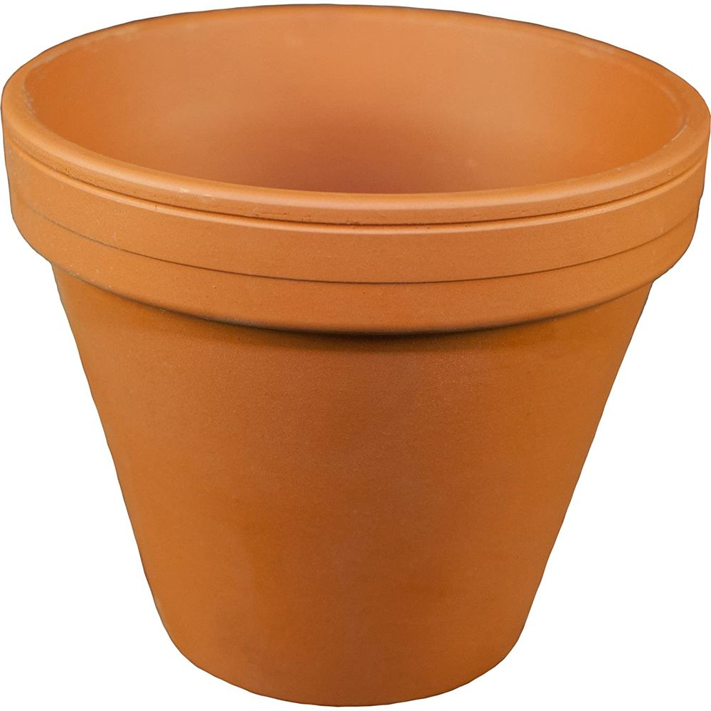 Ein orangebrauner Terrakotta-Blumentopf auf weißem Hintergrund.