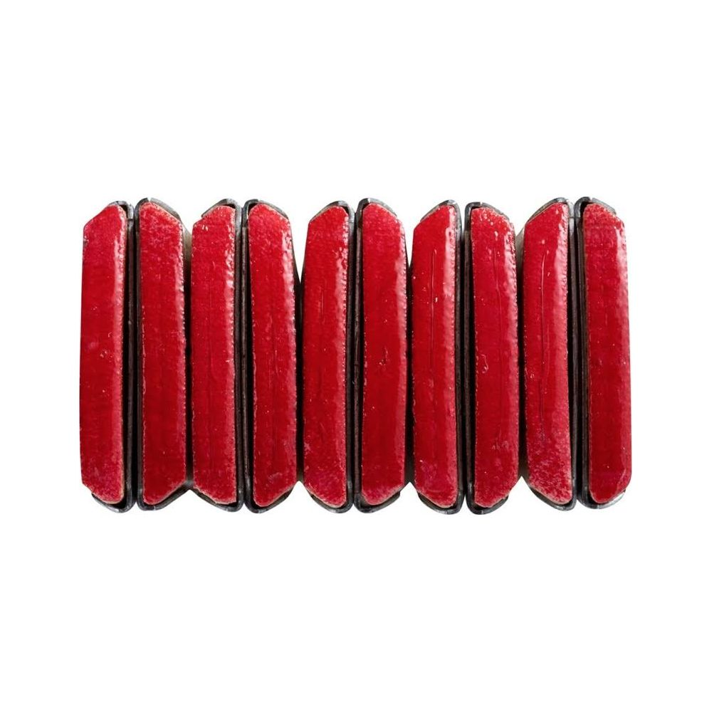 Un bracelet rouge rectangulaire étroit avec des connecteurs noirs.