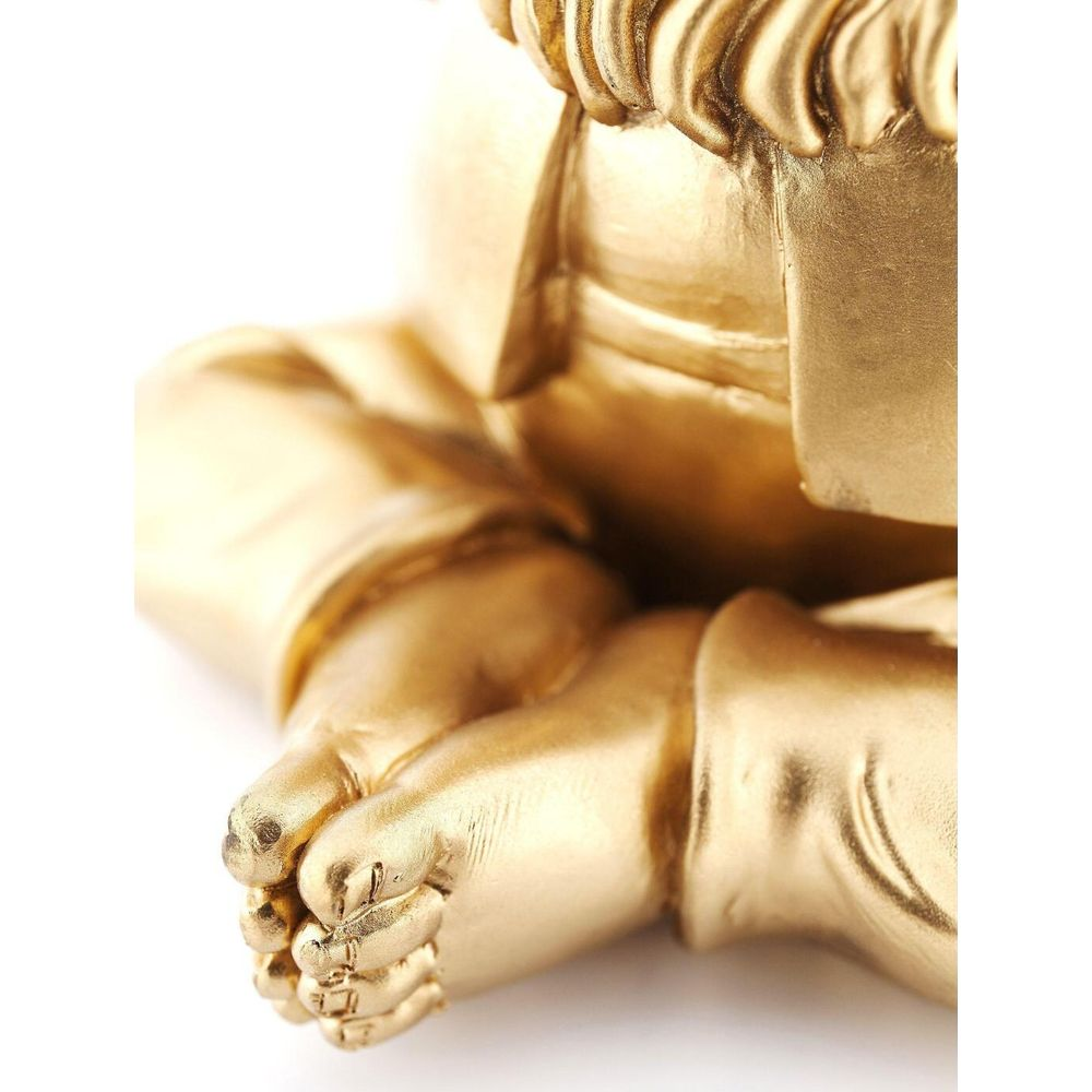 Goldene Skulptur: Nahaufnahme von Händen und Füßen eines sitzenden Wesens.