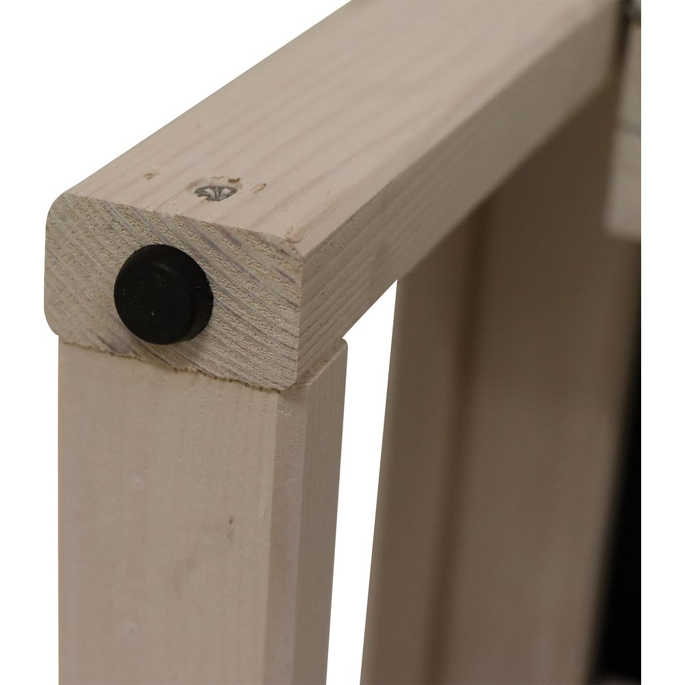 Nahaufnahme eines Holzrahmens mit einem schwarzen runden Knopf, der in das Holz eingelassen ist.