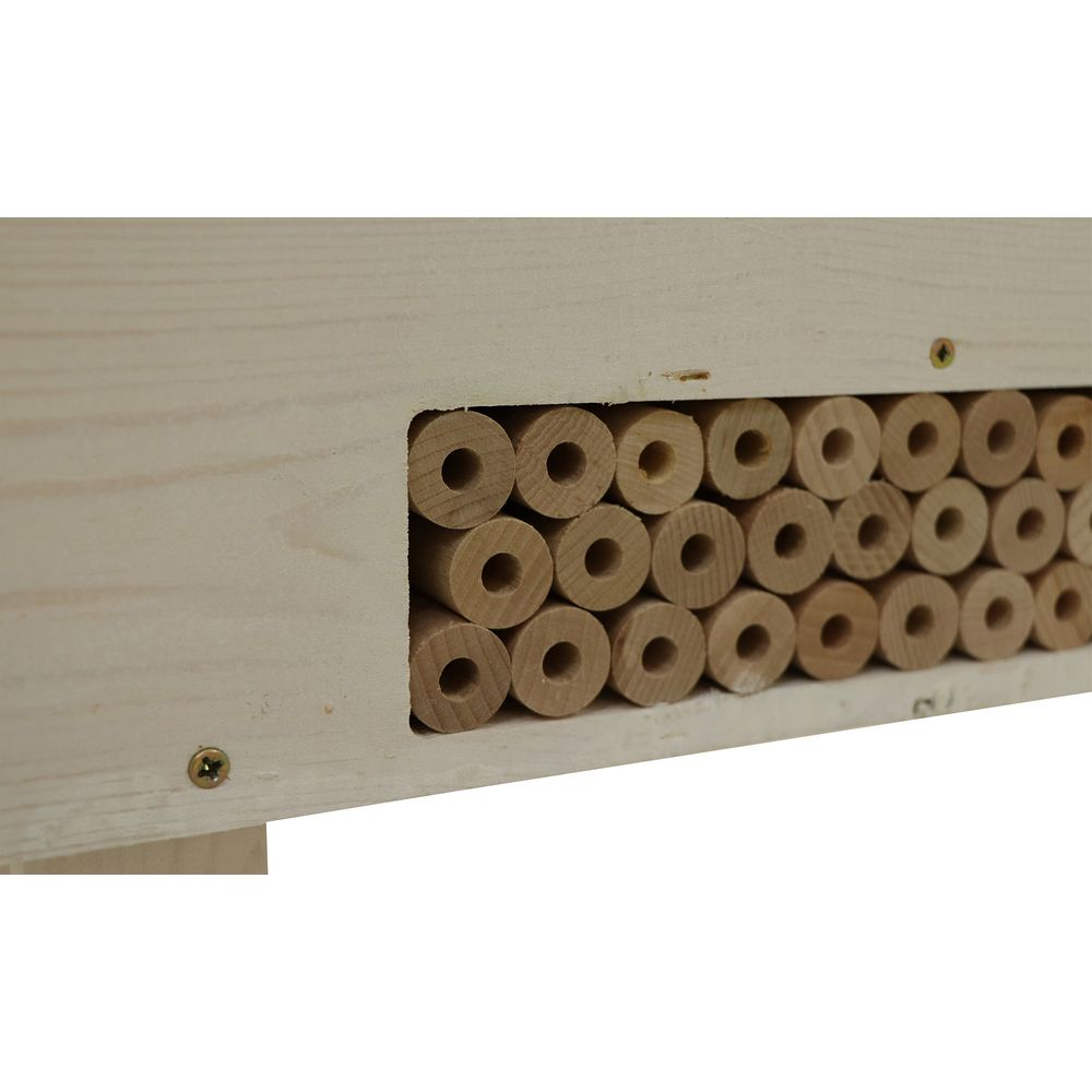 Eine Holzkonstruktion mit Reihen gebohrter Holzdübel, wahrscheinlich ein Bienenhotel.