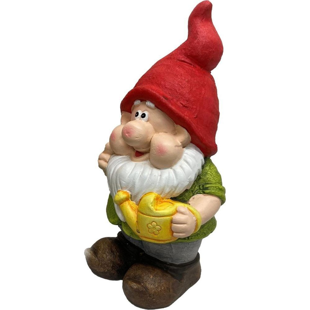Ein Gartenzwerg mit rotem Hut, weißem Bart, grüner Weste und braunen Stiefeln hält eine gelbe Gießkanne.