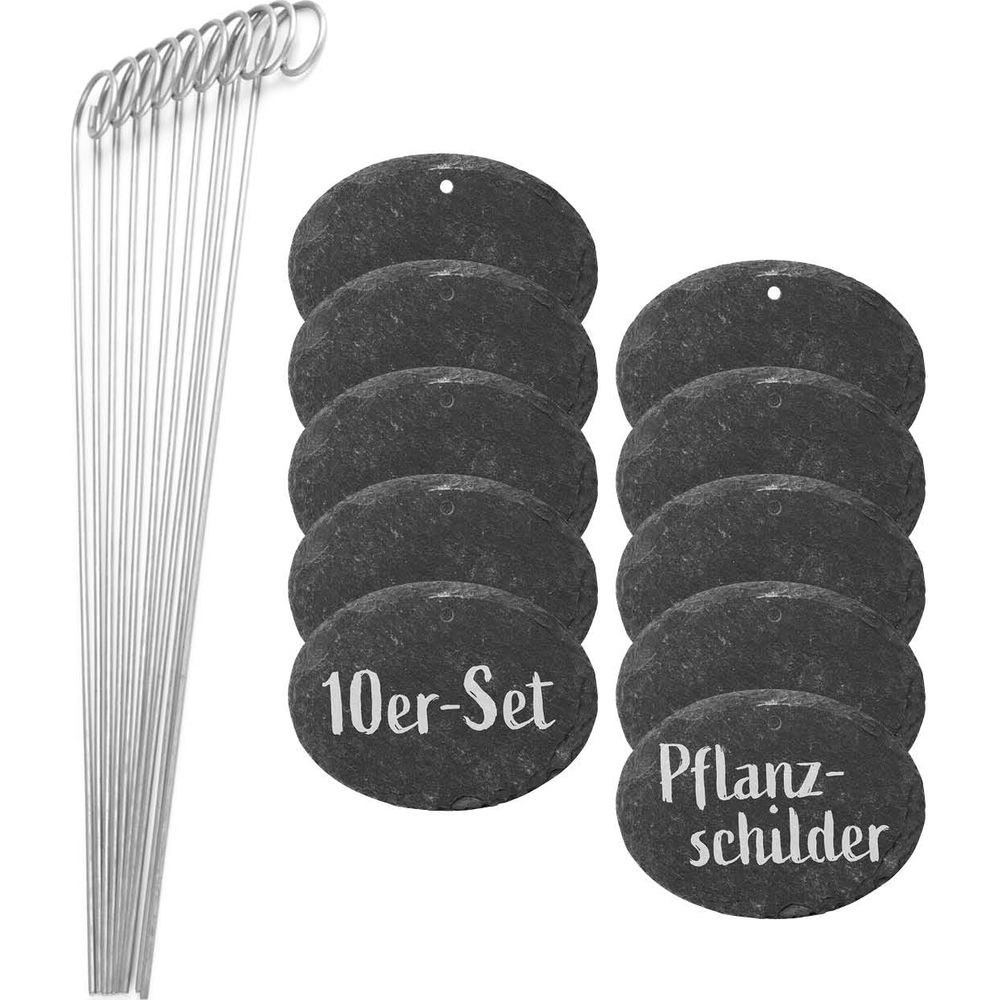 Ein Bund silberner Stäbchen und zwei Stapel ovaler, schwarzer Schildchen, manche mit Beschriftung.
