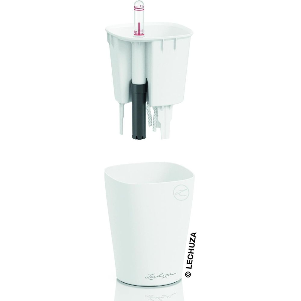 Un pot de fleurs blanc avec système d'arrosage intégré. La partie supérieure montre l'insert avec indicateur de niveau d'eau.