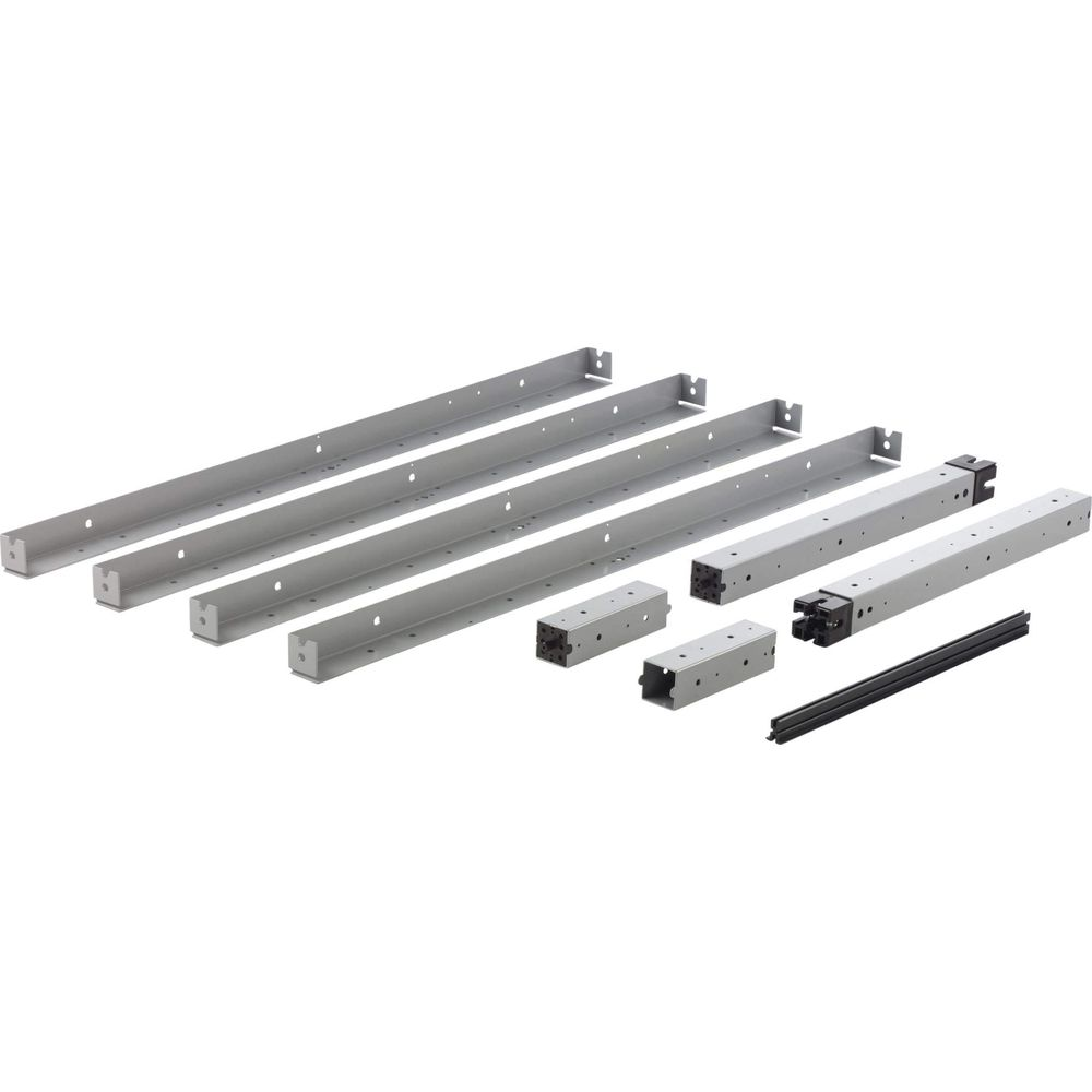 Diverse guide metalliche grigie con fori e alcune aste nere giacciono una accanto all'altra.