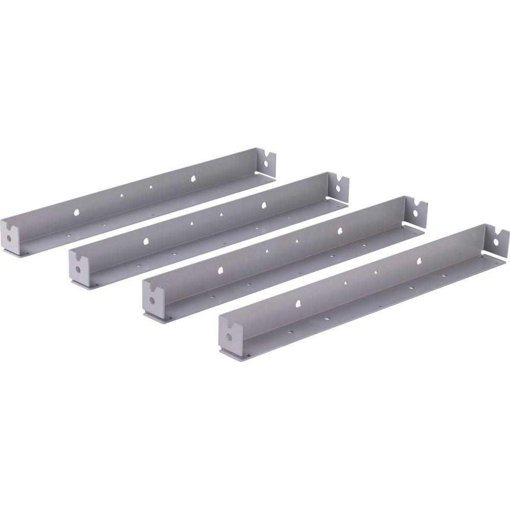 Quattro staffe metalliche grigie con fori, disposte una accanto all'altra.