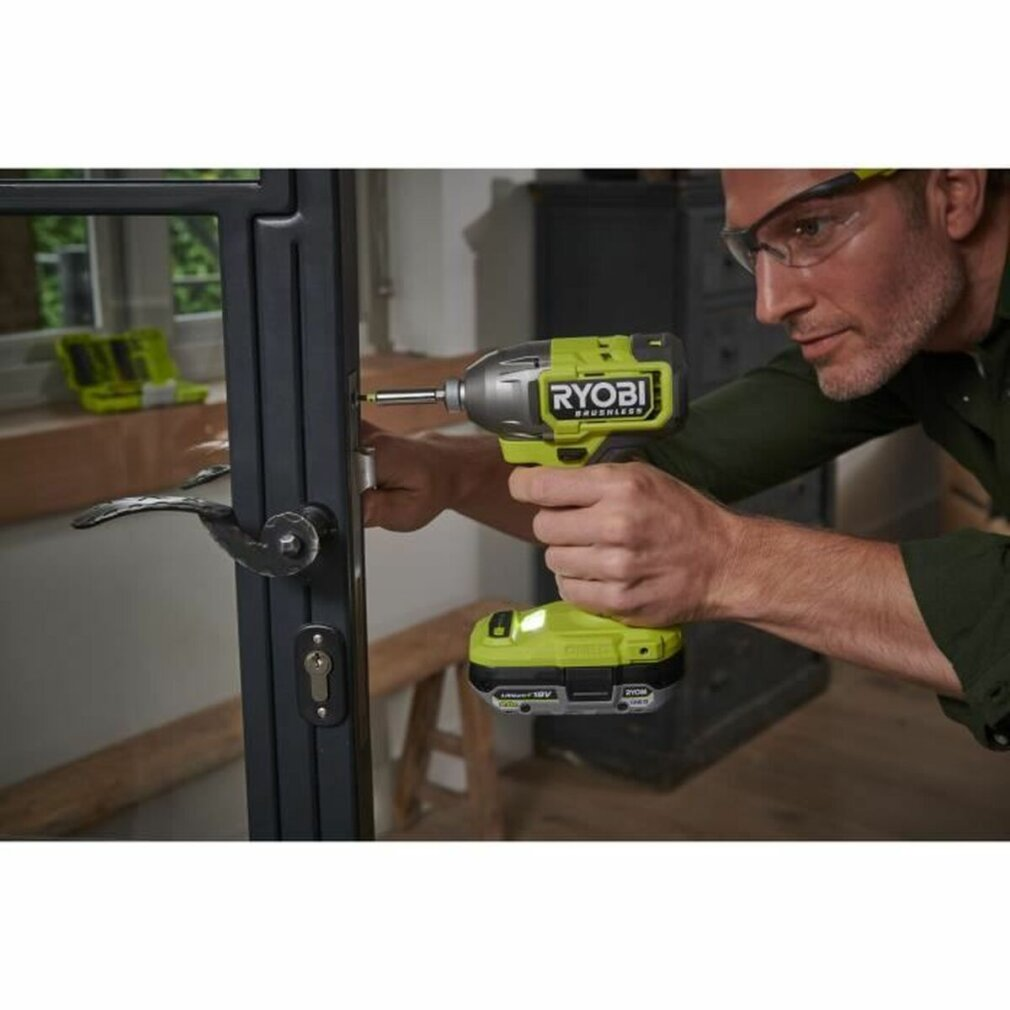 Ein Mann benutzt einen Ryobi-Akkuschrauber, um eine Tür zu reparieren.
