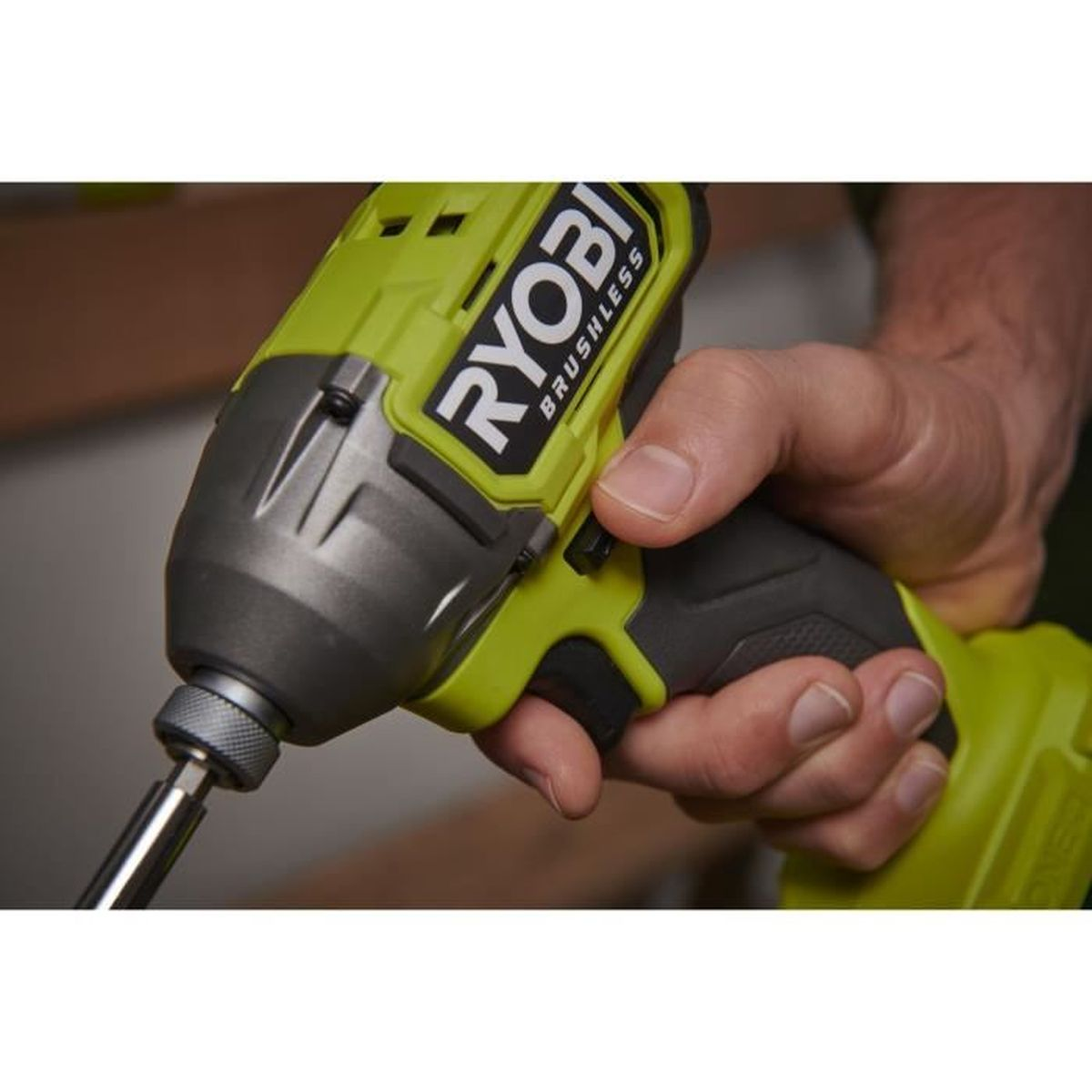 Grüne Ryobi Schlagschrauber wird von einer Hand gehalten, mit einem Bit.