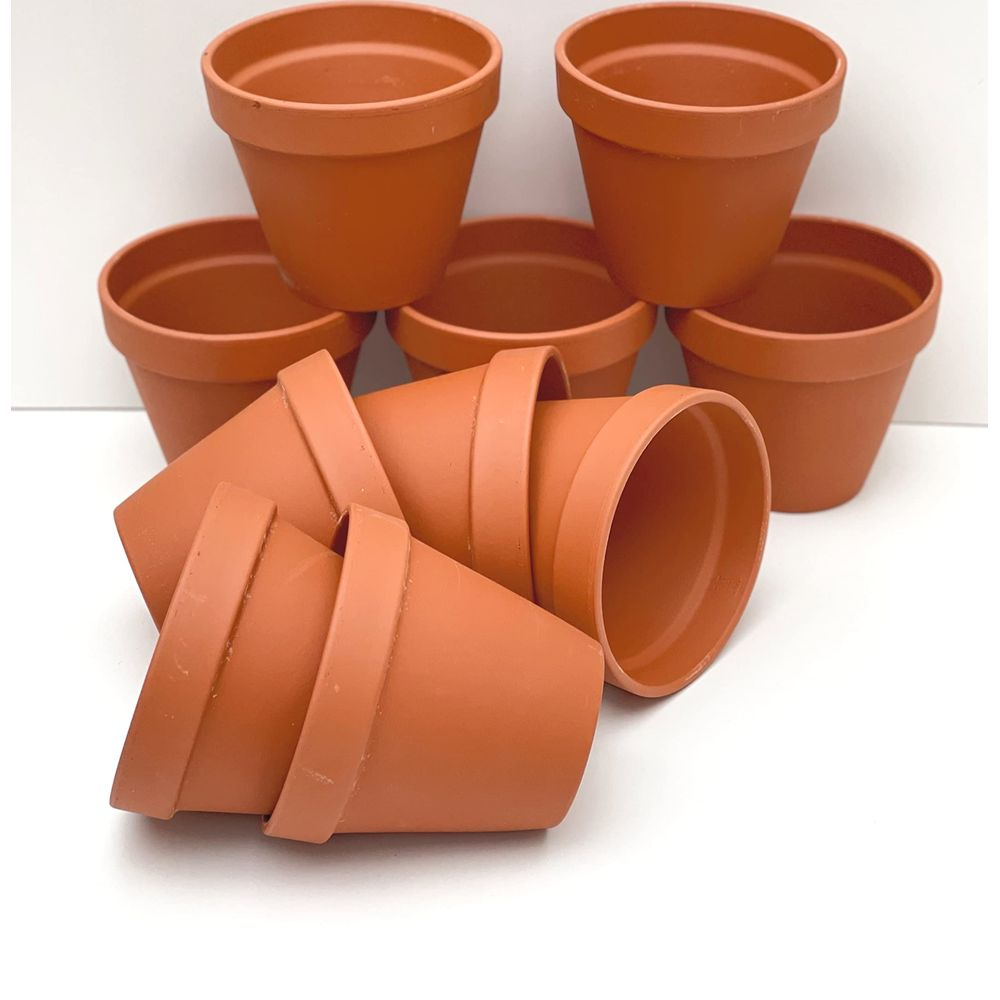 Six pots en terre cuite marron, certains empilés, sur fond blanc.