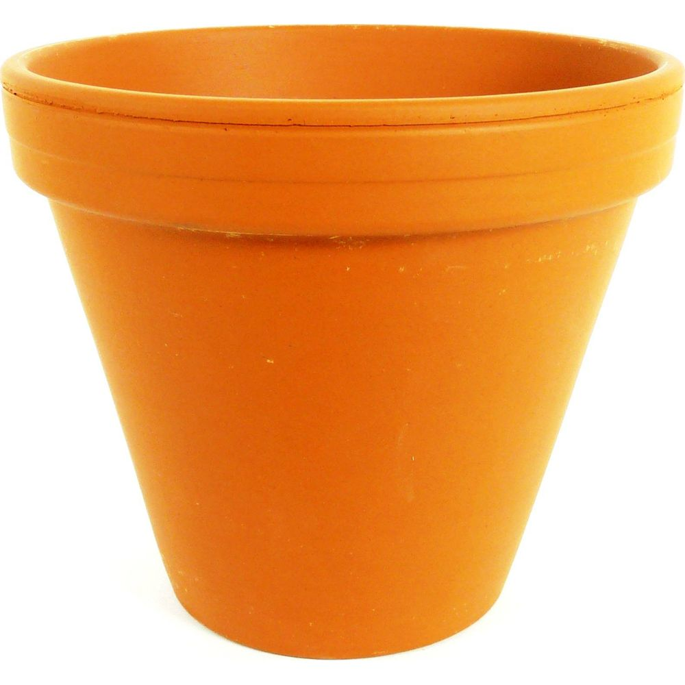 Ein orangeroter Terrakotta-Blumentopf mit weißem Hintergrund.