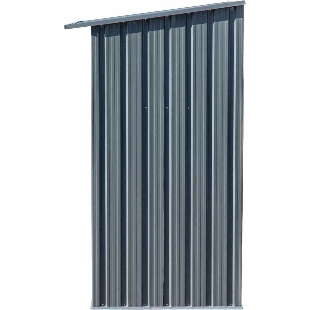 Graue Metallwand mit vertikalen Rillen und überstehendem Dach.