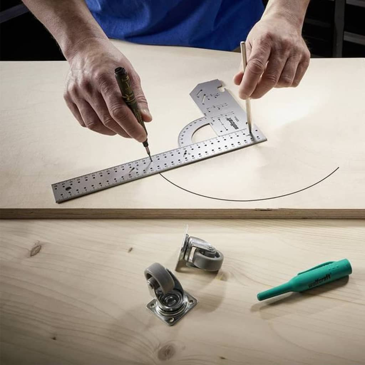 Hände zeichnen mit Lineal und Winkelmesser einen Bogen auf Holz.