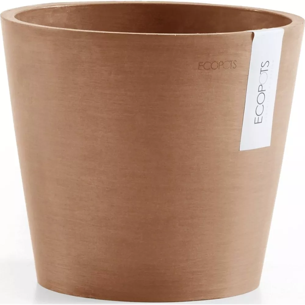 Ein brauner, konischer Blumentopf aus Terrakotta mit einem weißen Etikett.