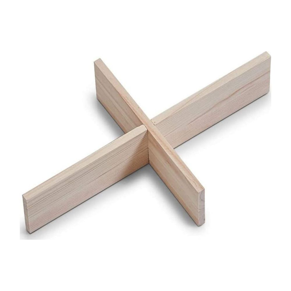 Ein Holzkreuz aus zwei Brettern auf weißem Hintergrund.