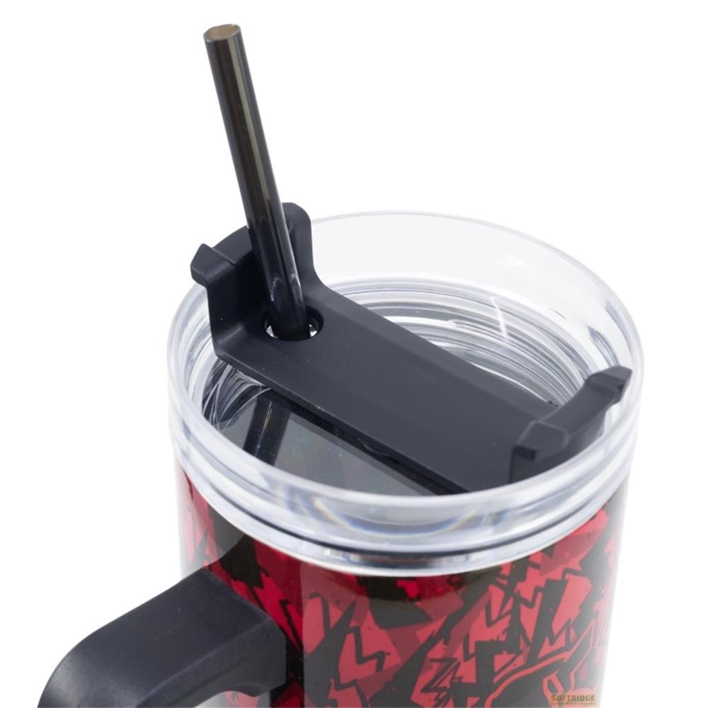 Una taza con patrón rojo, pajita negra y asa.