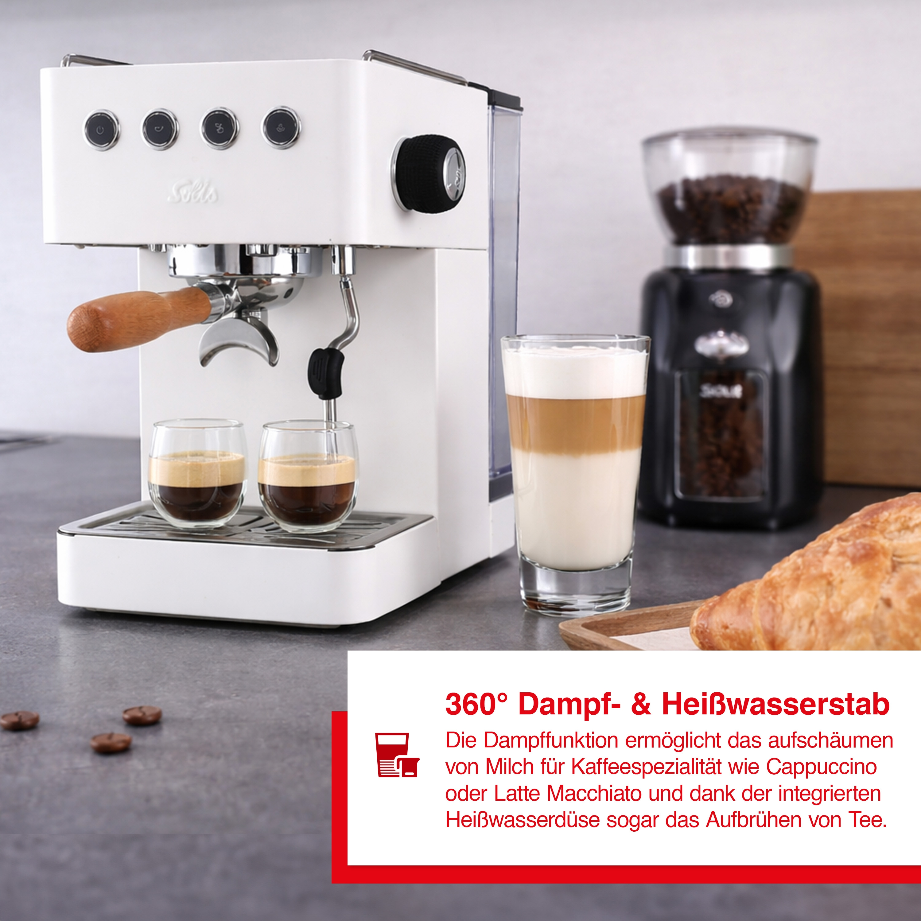 Eine weiße Espressomaschine mit zwei Gläsern Kaffee, einem Glas Latte und einer Kaffeemühle.