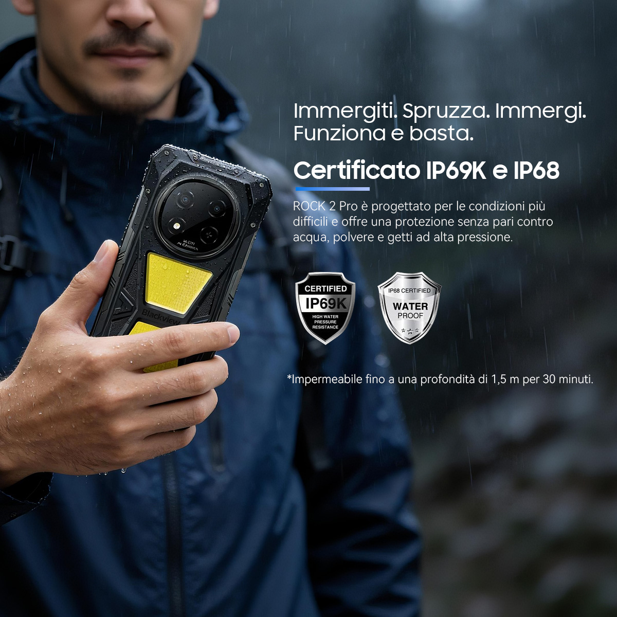 Un uomo tiene uno smartphone robusto, nero e giallo, bagnato.