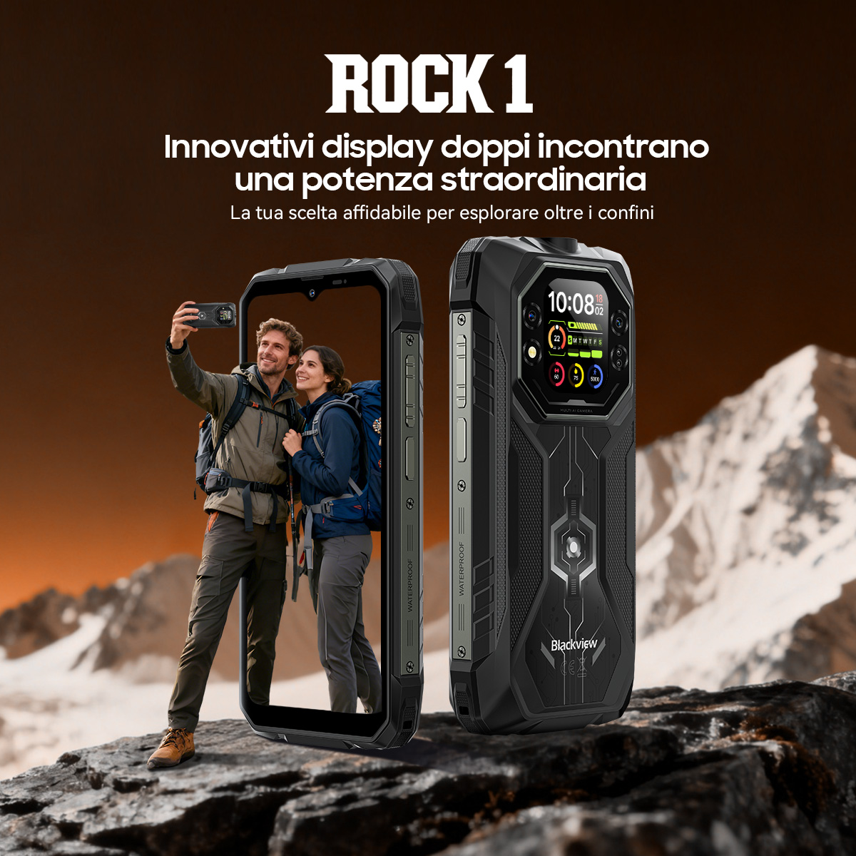 Una coppia si scatta un selfie con uno smartphone robusto su sfondo montano.
