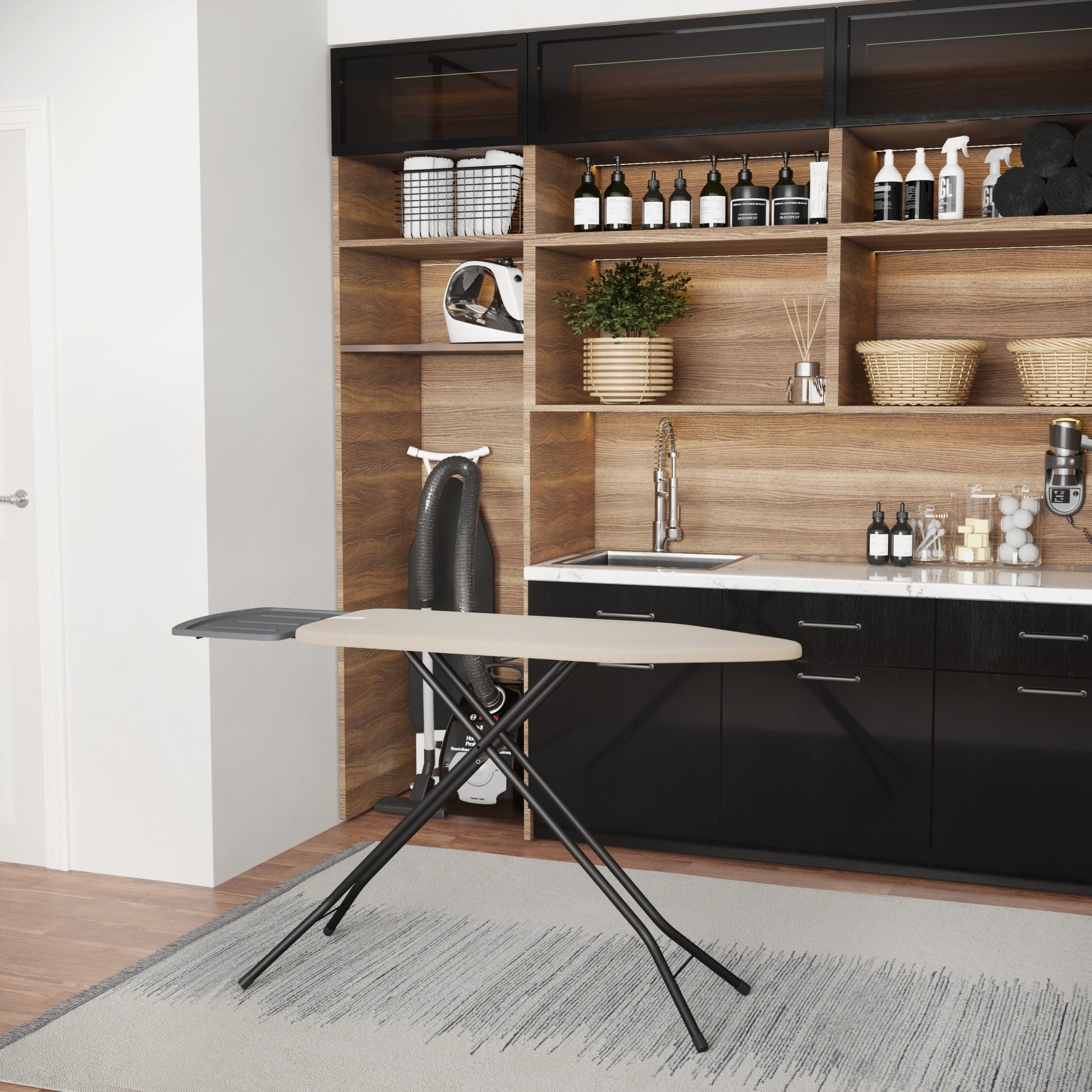 Ein Bügeltisch steht auf einem Teppich vor Holzregalen mit Waschutensilien.