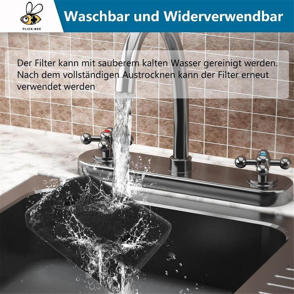 Ein schwarzer Filter wird unter einem Wasserhahn in einer Spüle gereinigt.